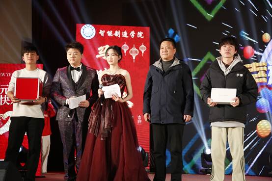 一群穿着礼服的人 AI 生成的内容可能不正确。