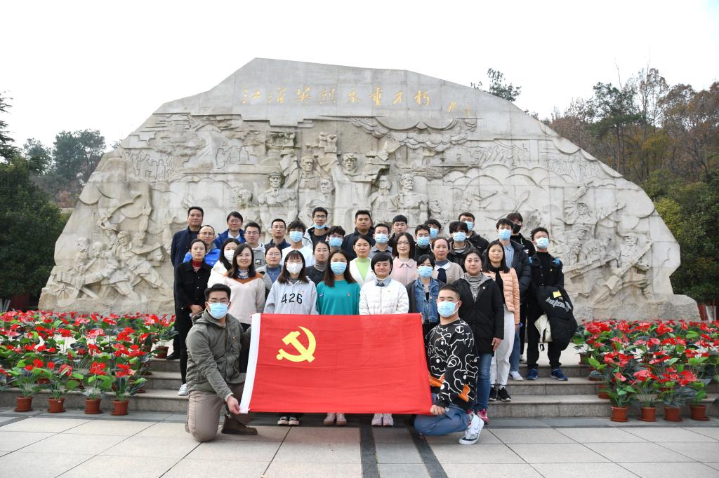 纪念碑前合影