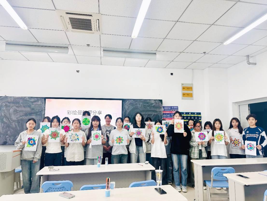 一群人站在桌子边 AI 生成的内容可能不正确。