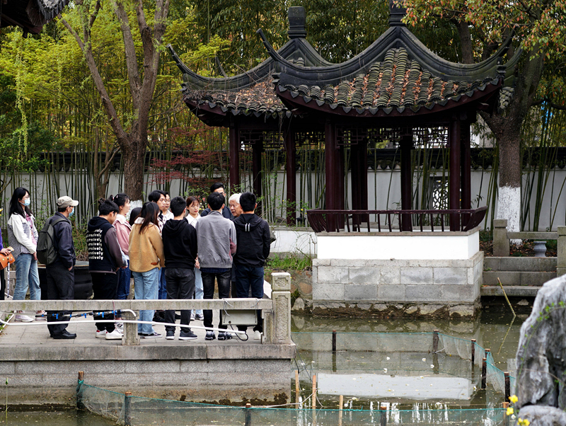 2021年3月30日,在上海交通大学南苏园的“微型洱海”旁,孔海南教授为学生们打造“沉浸式”思政课。