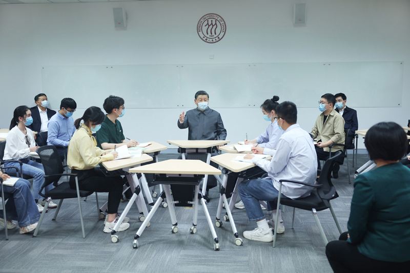 2022年4月25日,习近平总书记来到中国人民大学考察调研。这是总书记在立德楼观摩思政课智慧教室现场教学并参与讨论。