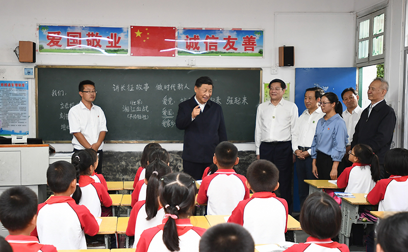 2020年9月16日,习近平总书记在湖南省郴州市汝城县文明瑶族乡第一片小学,同正在上思政课的同学们亲切交流。