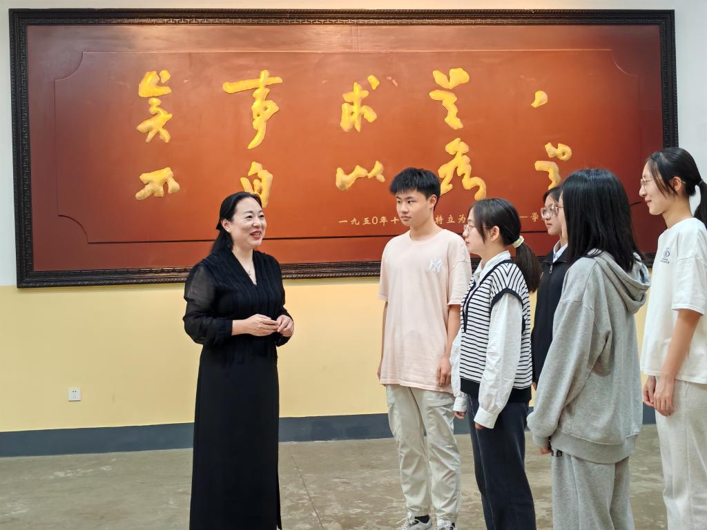 湖南第一师范学院思政课教师正在为学生讲述红色校史。(受访者供图)